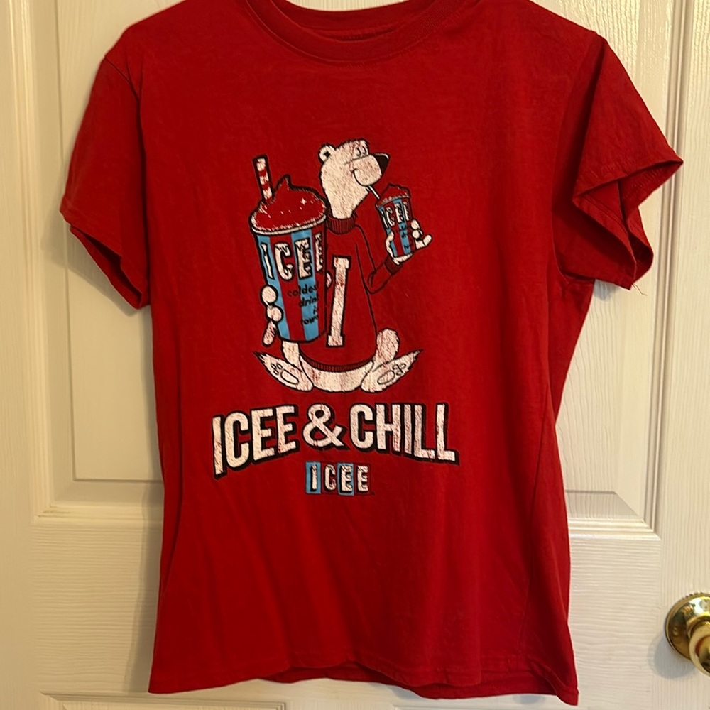 SIZE M, icee & Chill red Tshirt